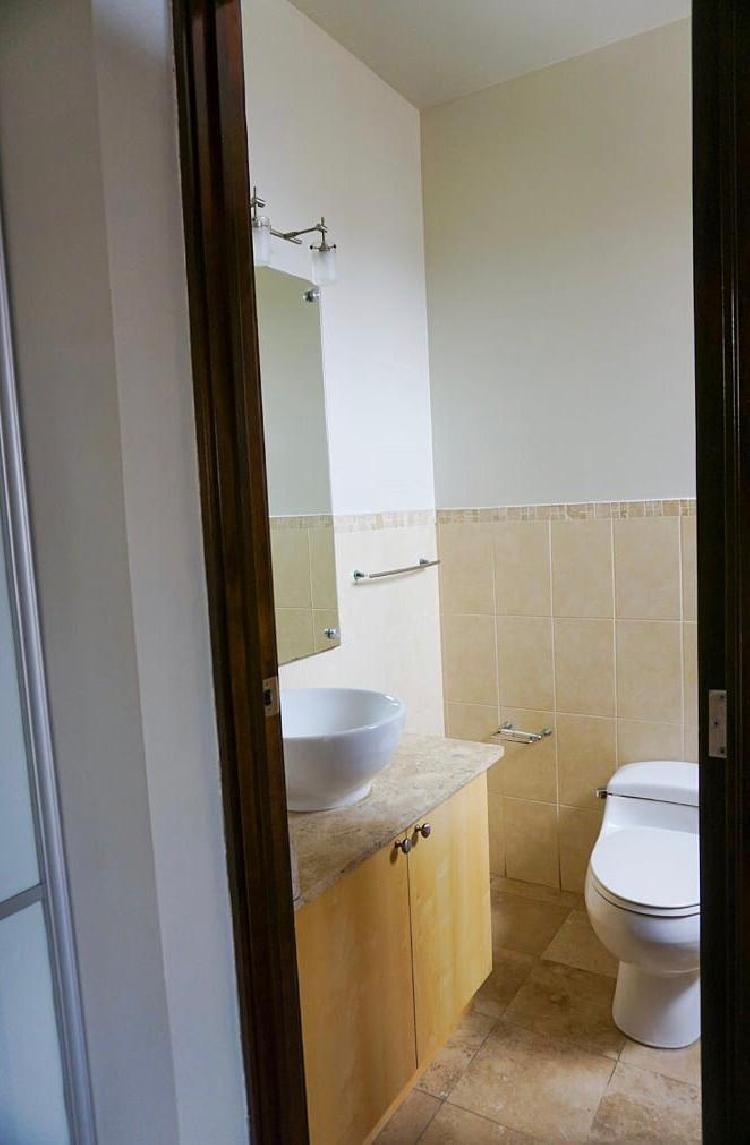Venta de amplio apartamento, Edificio Plenum zona 14 - Miniatura 17