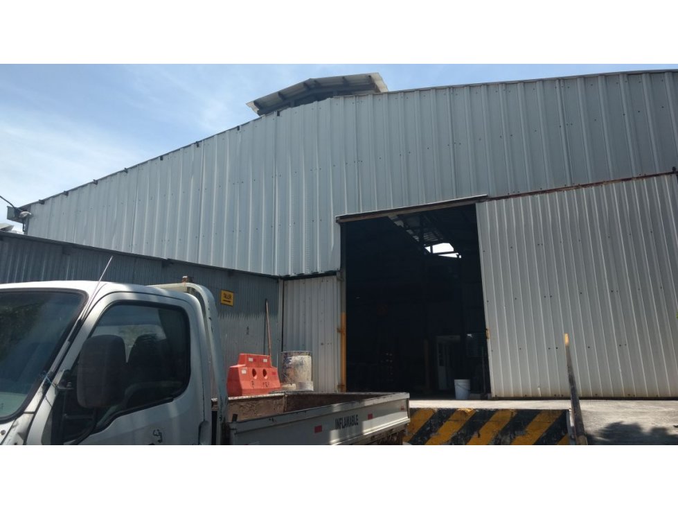 Nave industrial con vivienda en zona 12