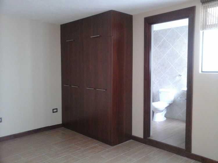 En renta habitación en casa de huéspedes en zona 10 !! - Image 1