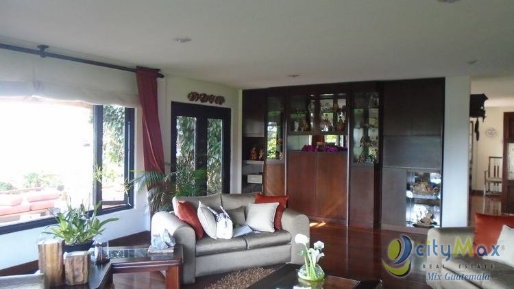 VENDO CASA EN EXCLUSIVO RESIDENCIAL ZONA 10 - Image 1